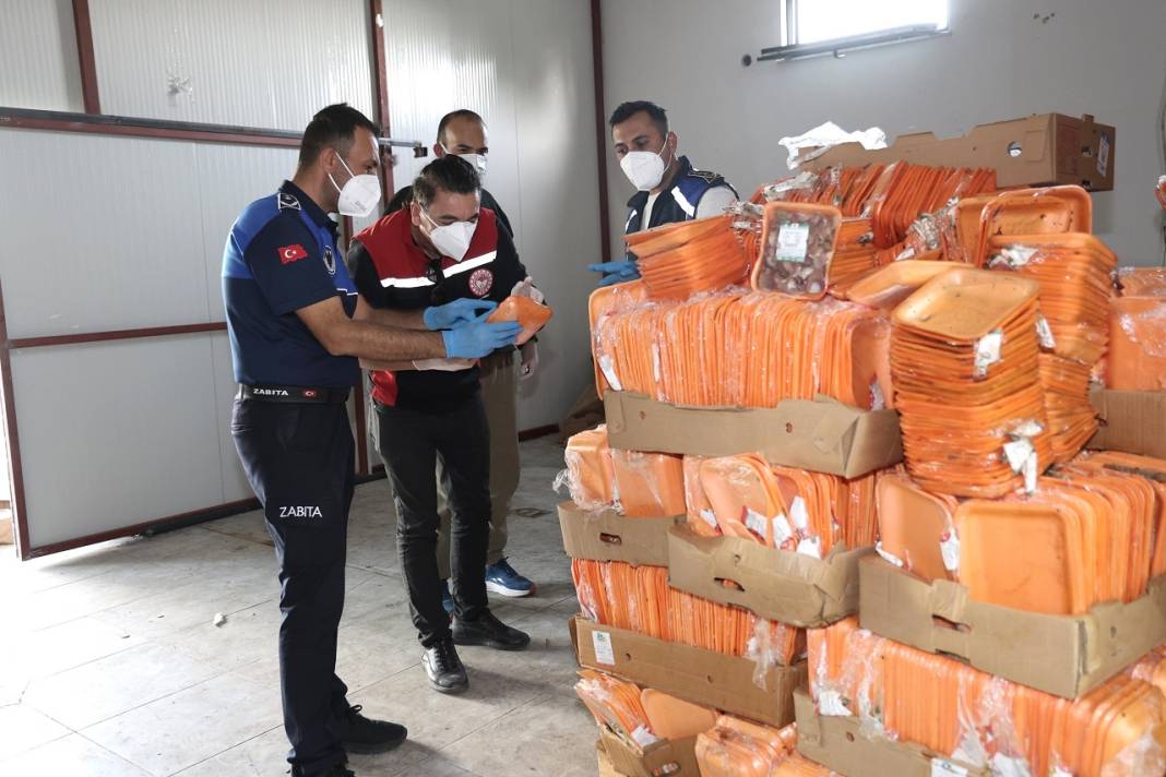 Tarihi geçmiş 25 ton tavuktan; Sucuk, pastırma, döner üretmişler! Kapılarına mühür vuruldu 6